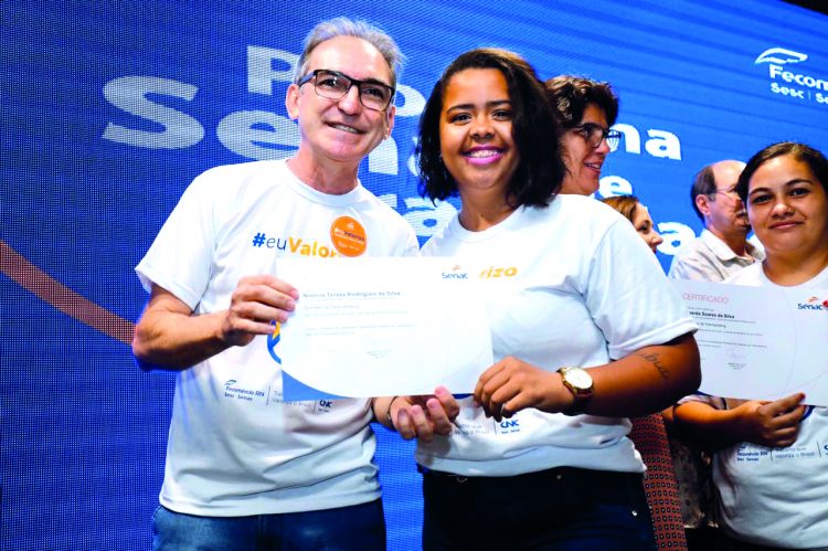 Marcelo-Queiroz-entrega-diploma-a-aluna-do-PSG-Empresa.-750x499
